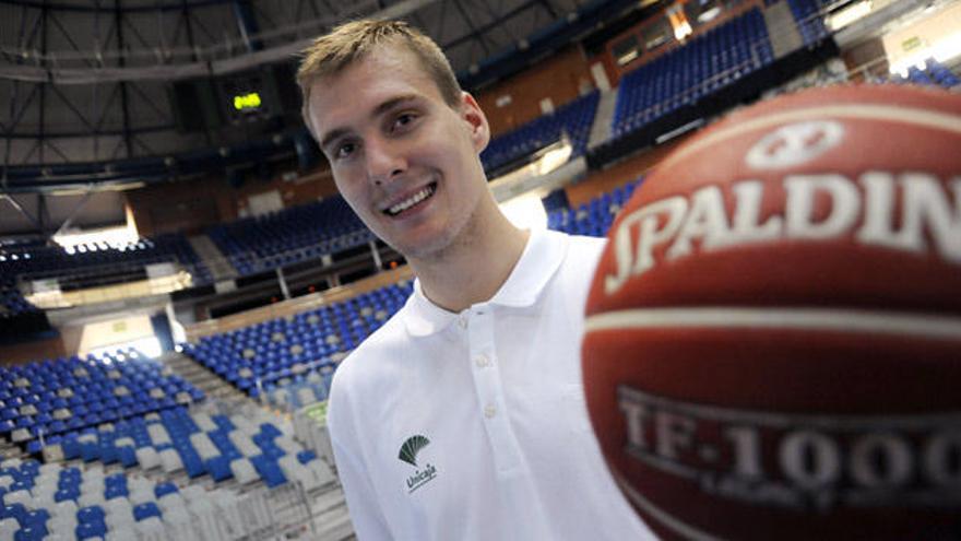 Zoran Dragic es internacional con Eslovenia y procede del Krka Novo Mesto de su país. Ha firmado por dos temporadas, con opción a otras dos más.