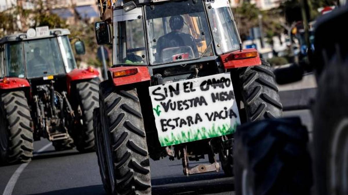 Los agricultores españoles comienzan una tercera semana de protestas este lunes, cuando está previsto que un centenar de tractores y miles de manifestantes ocupen el centro de Madrid.