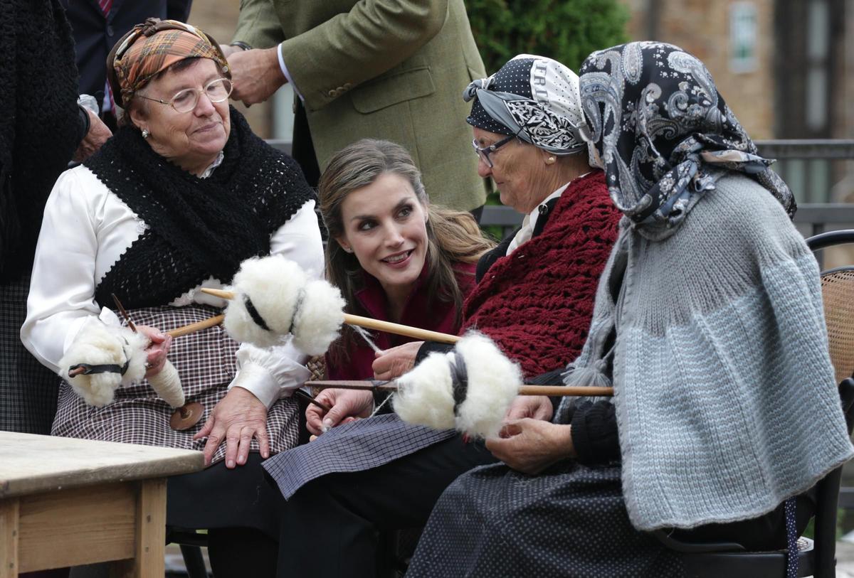 La reina Letizia junto a un grupo de hilanderas en Los Oscos