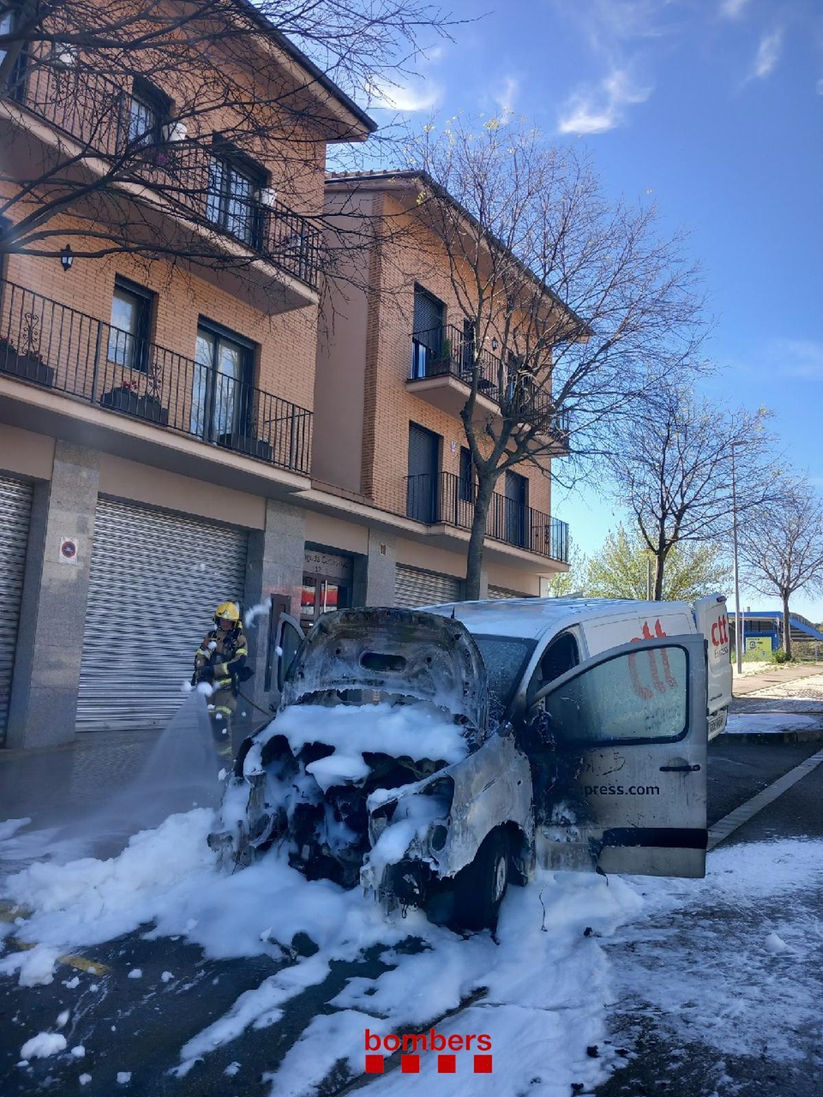 La furgoneta ha patit danys importants a la zona del motor, però el foc no s'ha propagat