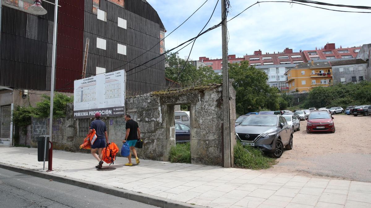 El edificio proyectado ocuparía una parte del solar de Pescadoira que se utiliza como aparcamiento.