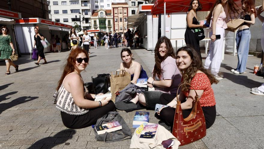 El inicio de la Feria del Libro de Gijón, en imágenes