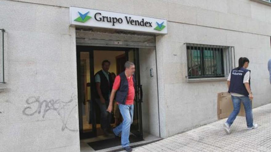 Agentes de Aduanas ayer en registro de la sede del grupo Vendex en Ourense. / iñaki osorio