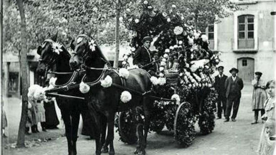 Cavall guarnit amb flors i ramades a principis del segle XX | JUAN BERTRAN/ARXIU  COMARCAL CERDANYA