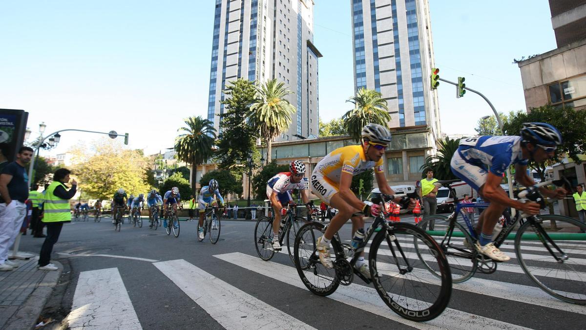 Foto de archivo de una prueba ciclista por el centro de Vigo.