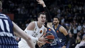 ISTANBUL (Turkey), 04/12/2025.- Isaia Cordinier (R) of Anadolu Efes in action against Mario Hezonja (C) of Real Madrid during the Euroleague Basketball match between Anadolu Efes and Real Madrid in Istanbul, Turkey, 04 December 2025. (Baloncesto, Euroliga, Turquía, Estanbul) EFE/EPA/ERDEM SAHIN