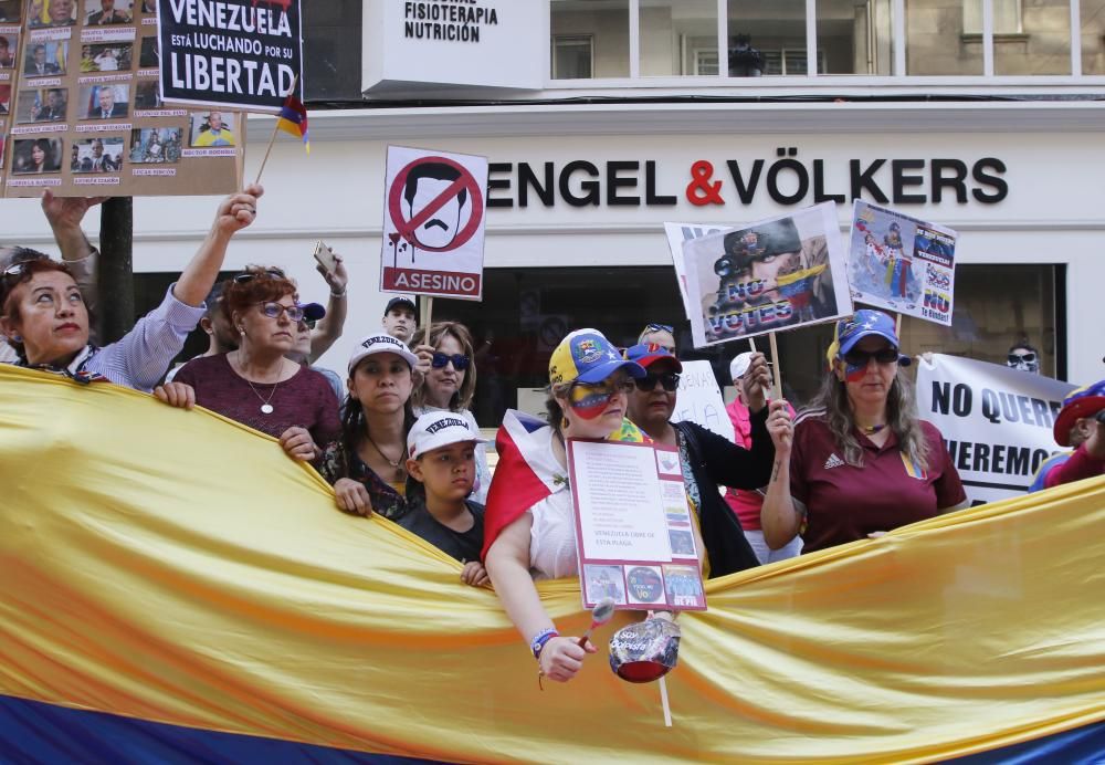 "Venezuela está luchando por su libertad" ha sido una de las consignas que se han leído esta mañana por los pensionistas venezolanos en Vigo.