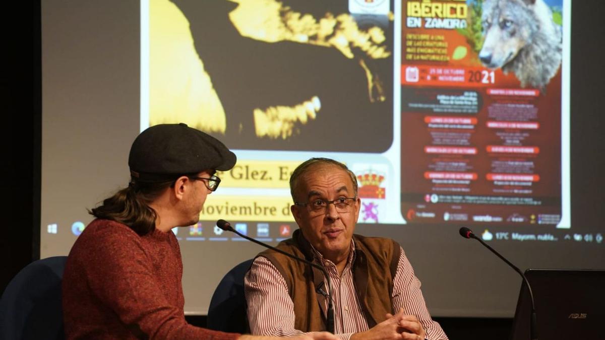 Vicente González, ponente, y Paco González, organizador, durante la cita. | José Luis Fernández