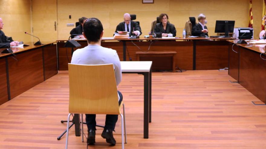 Condemnen una cuidadora que va estafar 33.000 euros a una anciana de Figueres