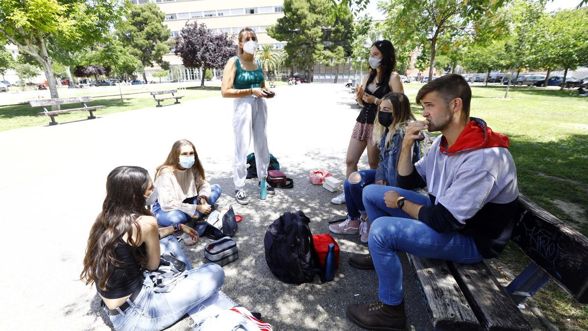 Varios estudiantes universitarios, reunidos en el campus de San Francisco.