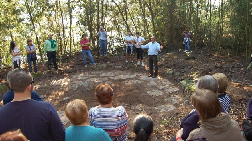 Visita a las ruinas de las fábricas de tejas de A Telleira. // FdV