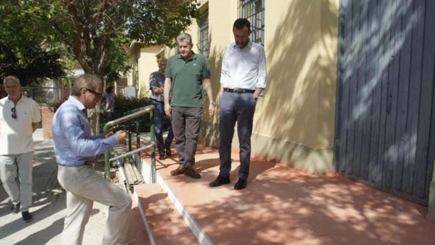 El alcalde en una visita al consultorio de Torrellano, esta mañana