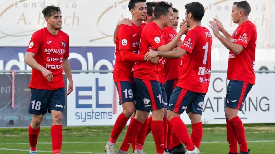 Els jugadors de l&#039;Olot celebrant un gol.