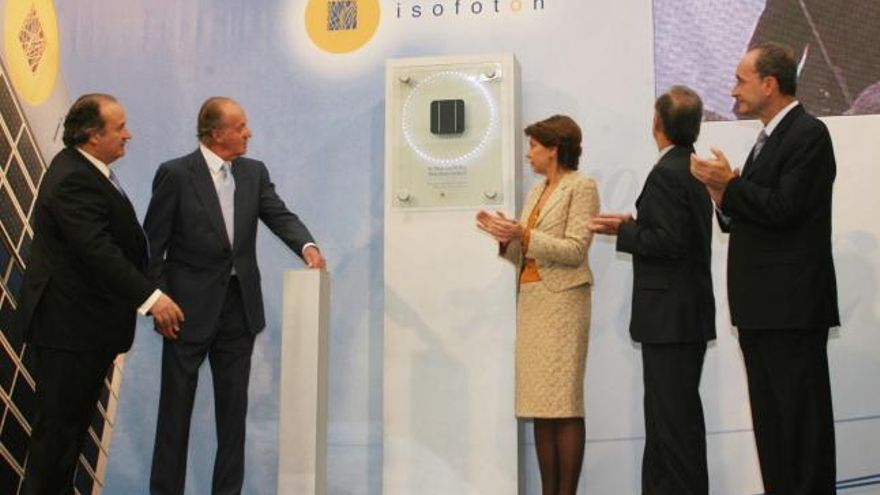 El Rey, en la inauguración de la fábrica de Isofotón en el PTA en noviembre de 2006.