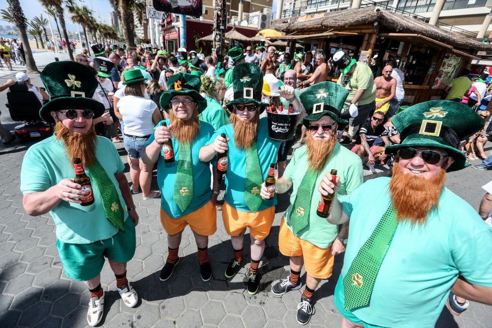 Cientos de turistas y vecinos celebran la fiesta nacional irlandesa y tiñen las calles de verde