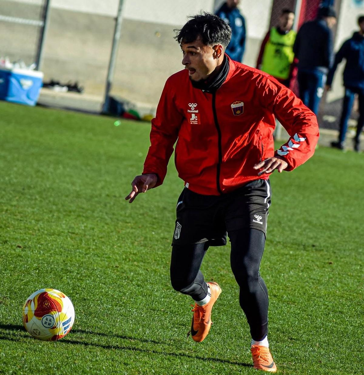 Rafa Núñez, durante un entrenamiento con el Eldense en el campo anexo al Pepico Amat.