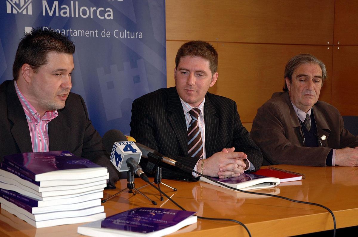 Guillem Ginard en la presentación de un libro (2006)