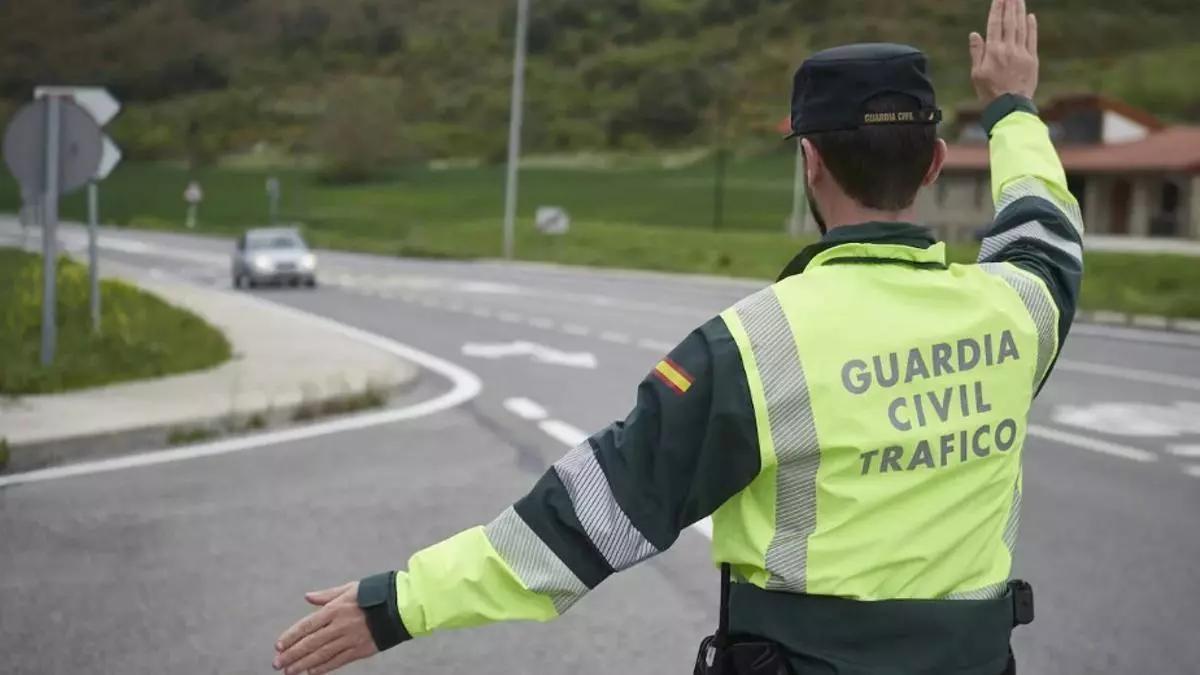 Un agente de la Guardia Civil durante un control