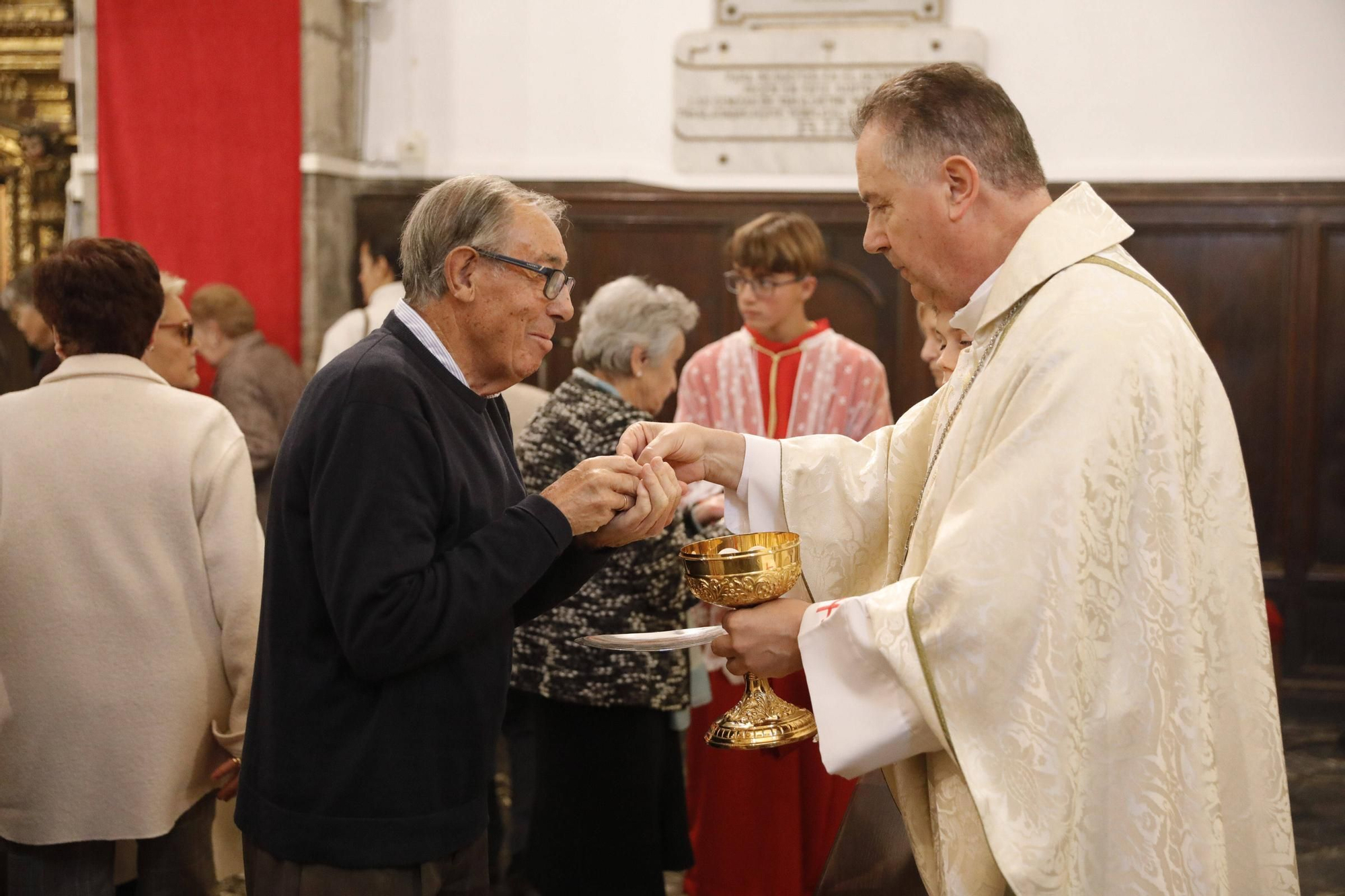 El cardenal Ángel Fernández Artime oficia la primera misa cardenalicia de Gozón en el día de Todos los Santos en la parroquia de Santa María de Luanco