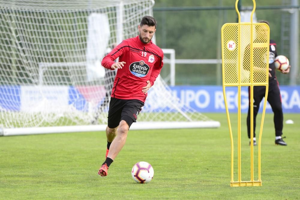 El nuevo entrenador Pablo Martí dirige un entrenamiento con ejercicios ofensivos y partidos en espacio reducido de alta intensidad.