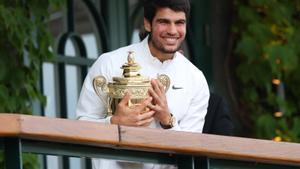 Alcaraz, radiante, se asoma al balcón de Wimbledon con su trofeo de campeón para saludar a la afición
