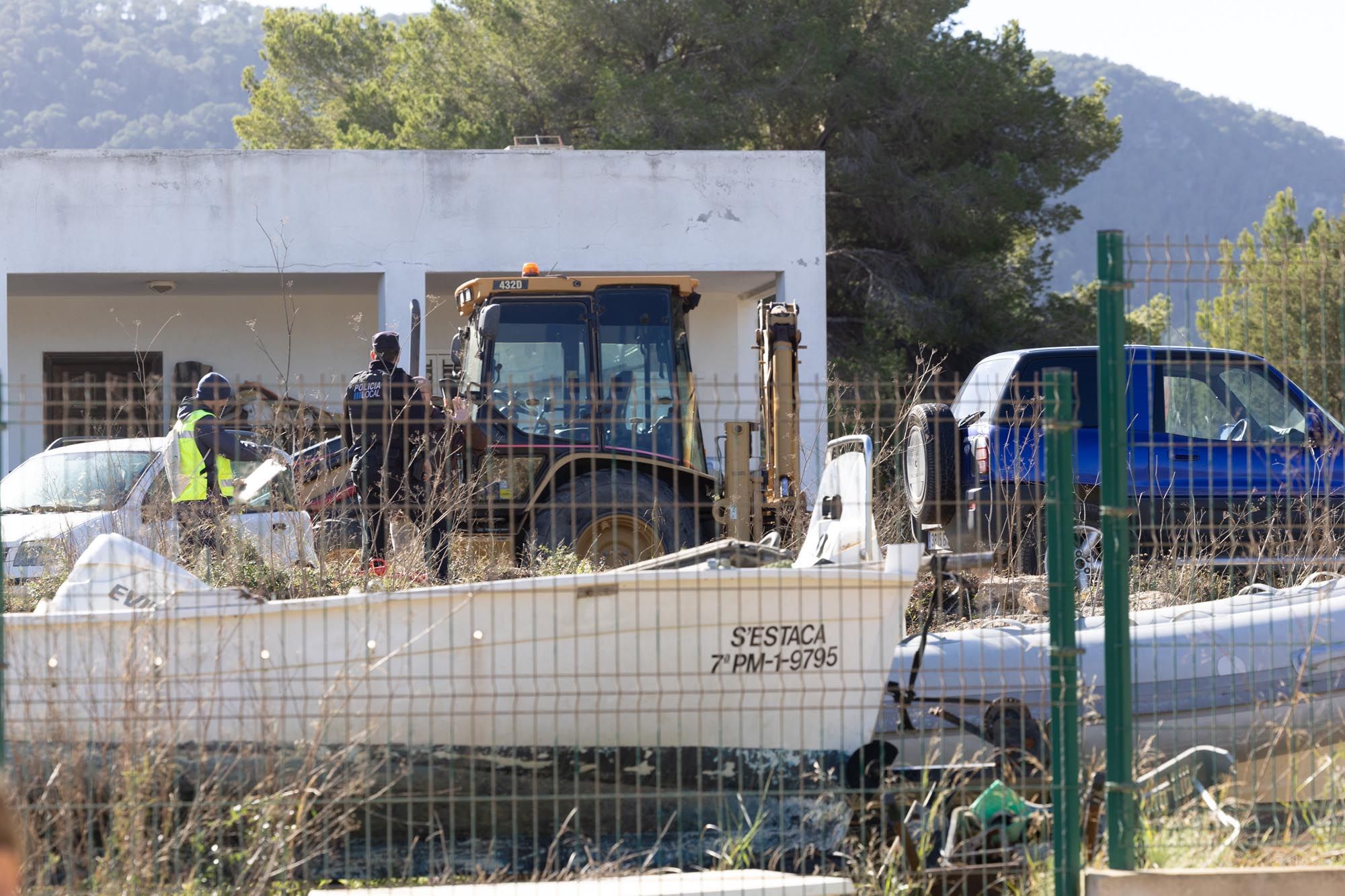 El operativo para limpiar el vertedero ilegal del pirata de Porroig en Cala Tarida, en imágenes