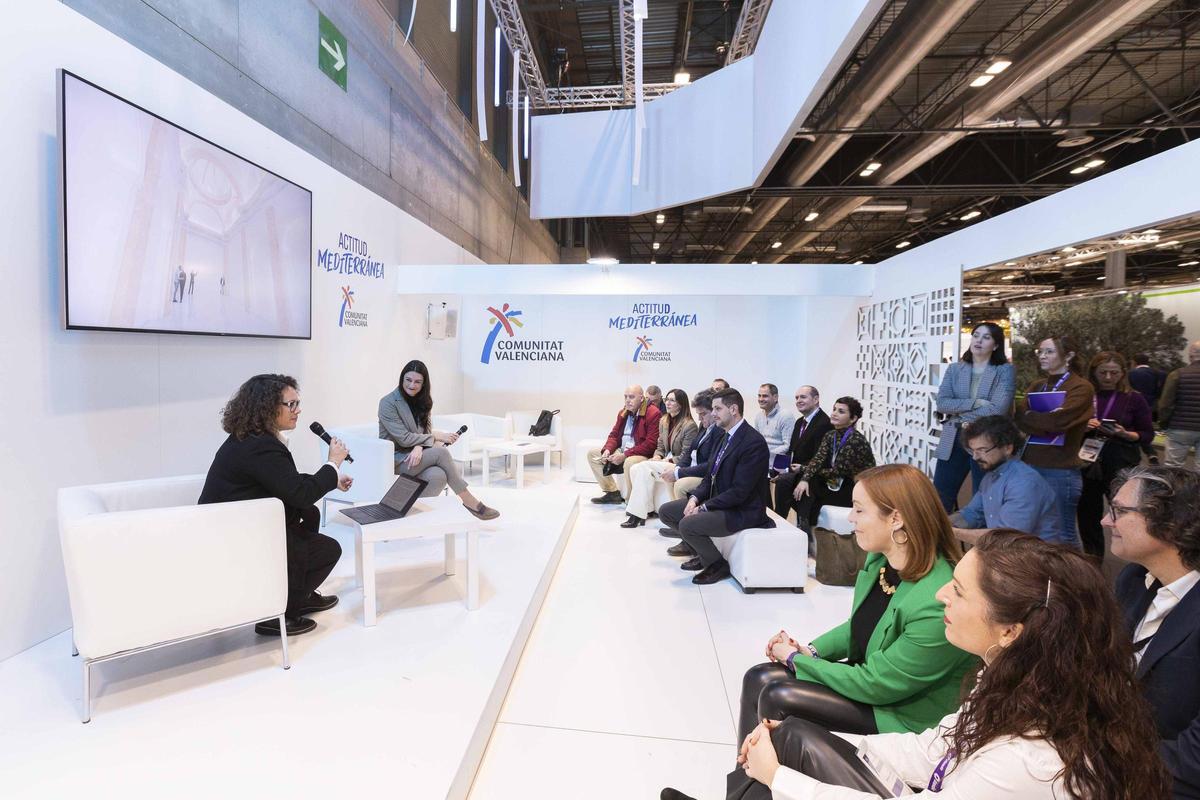 Alícia Izquierdo y Balbina Sendra explican el proyecto, ayer en Madrid.