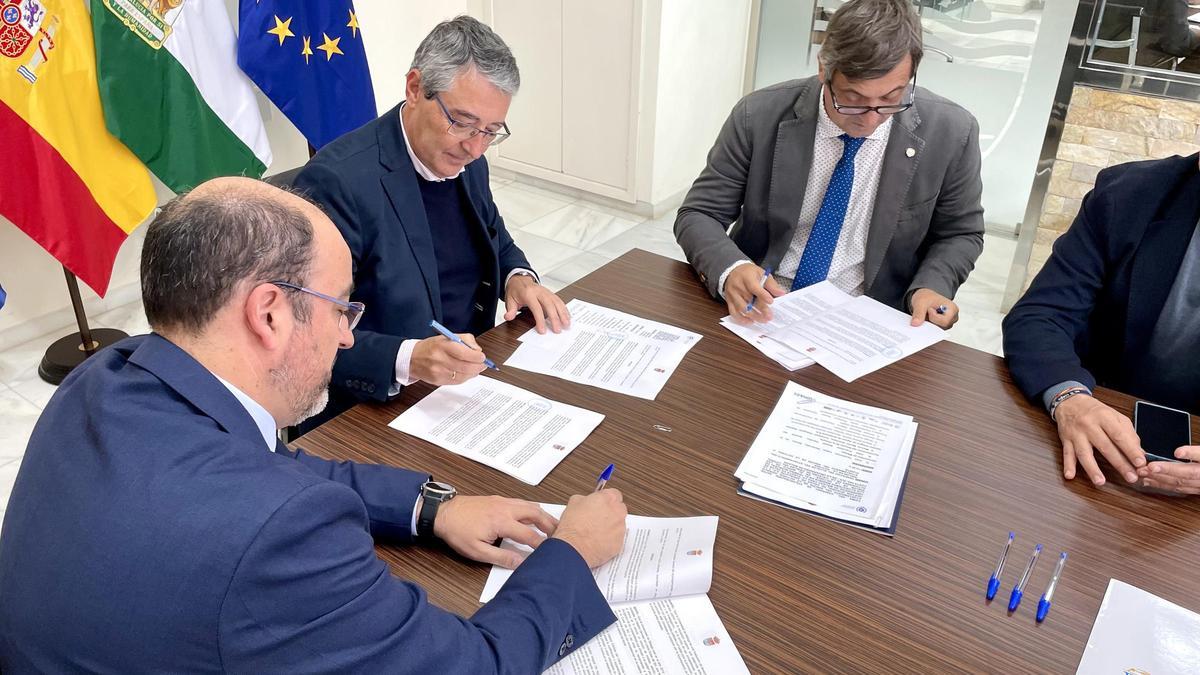 Firma del acuerdo entre Rincón, UMA e Hidralia.