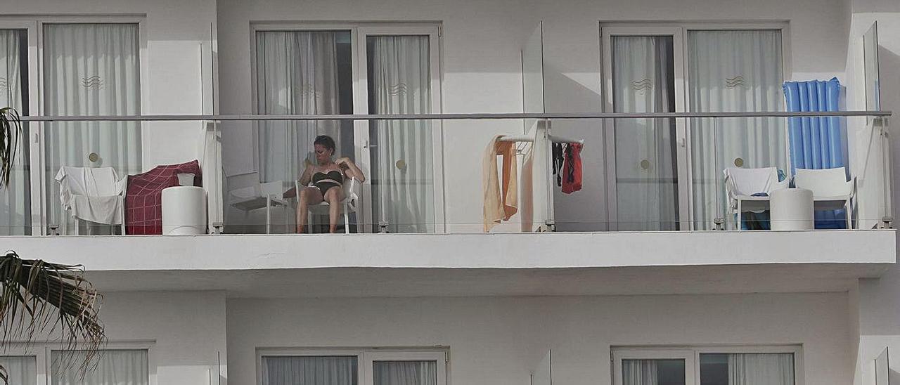 Una turista en la terraza de su habitación en un hotel de Platja de Palma.