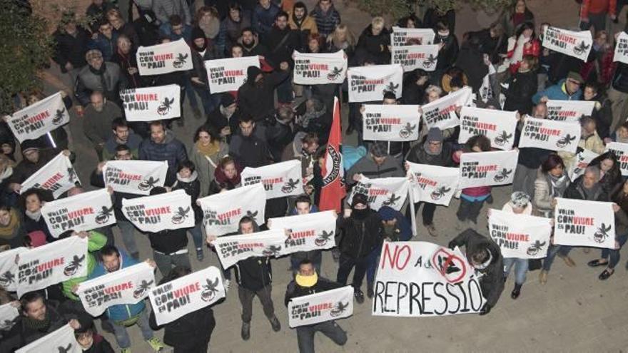 Participants en la concentració antifeixista, ahir a Balsareny, sostenint domassos a favor de la convivència