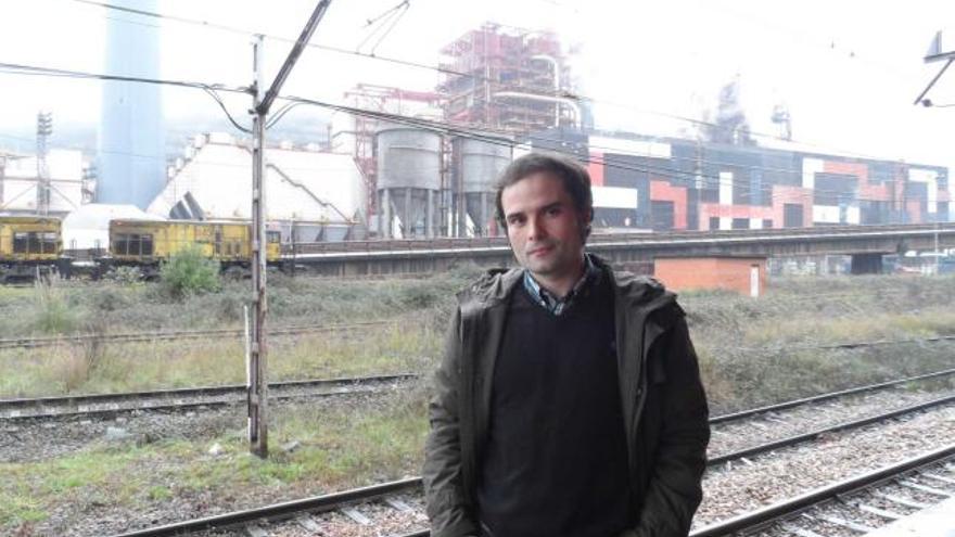 Pablo Quiroga, con la central térmica de Hidroeléctrica del Cantábrico al fondo.