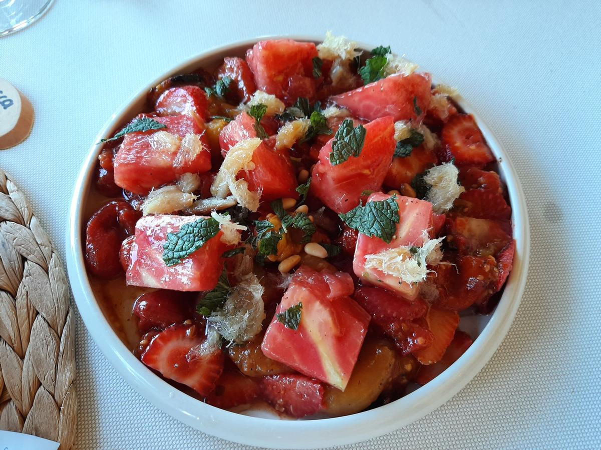 Tomates confitados con peix sec y piñones. Tomates confitados con peix sec y piñones.