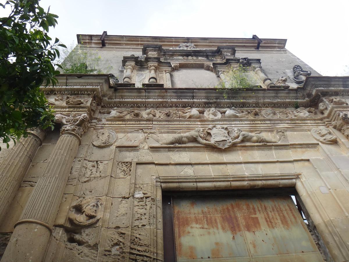 Detrás de esta fachada se esconde una de las casas palaciegas más bonitas de Jerez de la Frontera.