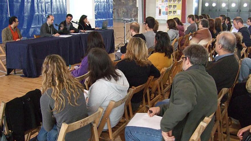 Un moment de la sessió informativa sobre els habitatges oficials.