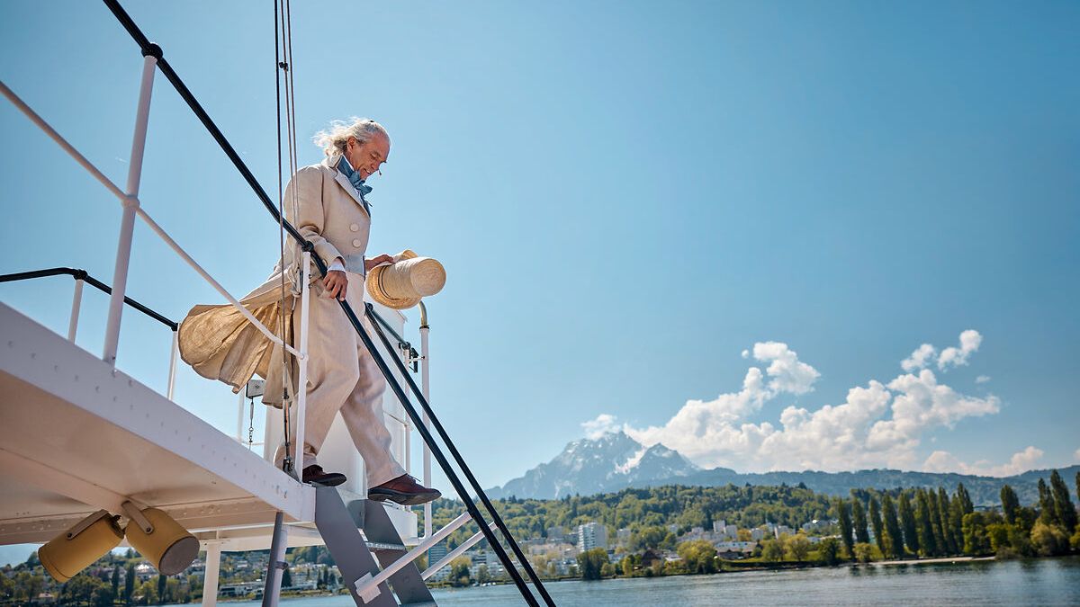 La cubierta del barco de vapor Gallia durante la experiencia Legends of Lake Lucerne, con el paisaje alpino del lago como protagonista absoluto del viaje.