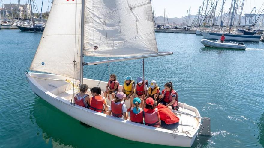 Un grupo de niños participa en las actividades de los Talleres del Mar en el Real Club de Regatas.