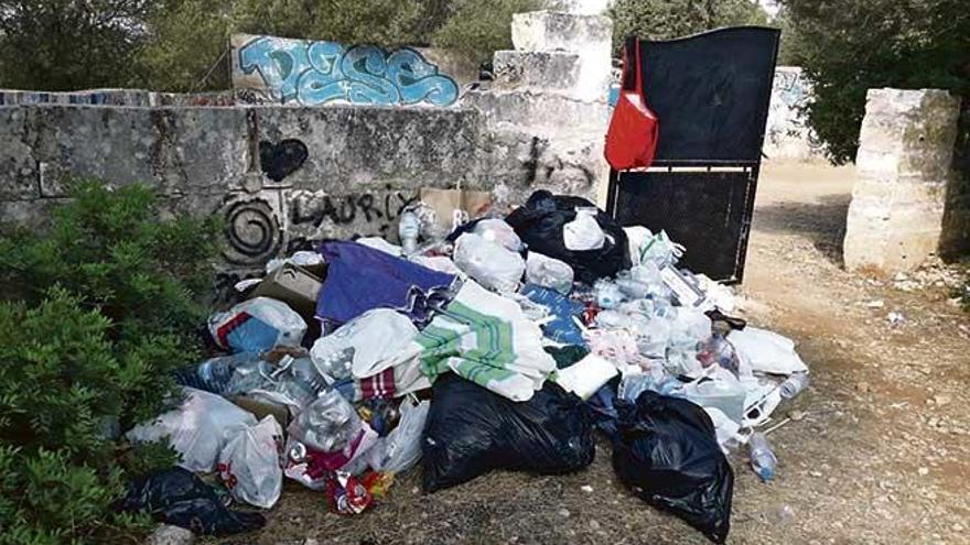 Uno de los puntos negros donde se acumula la basura de manera irregular cerca de Cala Varques.