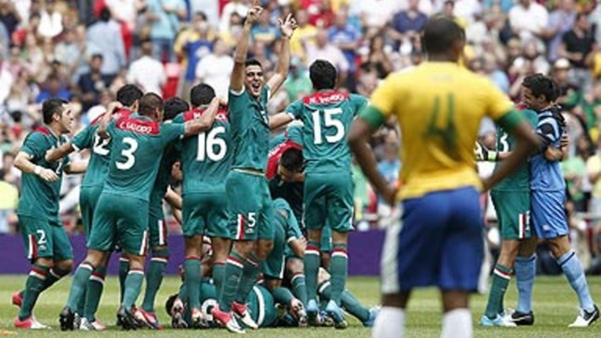 Los jugadores de México celebran su victoria ante Brasil, durante la final de fútbol masculino de los Juegos Olímpicos de Londres 2012, hoy 11 de agosto de 2012, en el Estadio de Wembley