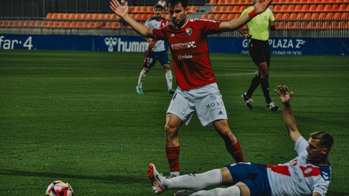 Nacho Castillo observa a un futbolista rival con los brazos arriba en el encuentro del CD Teruel ante el Rayo Majadahonda.