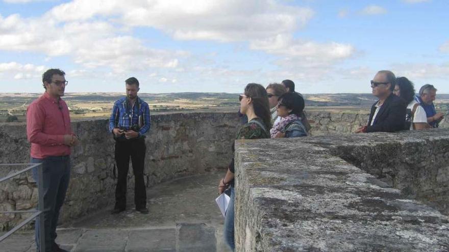 Tomás del Bien, primero por la izquierda, explica a los periodistas la historia del antiguo Alcázar.