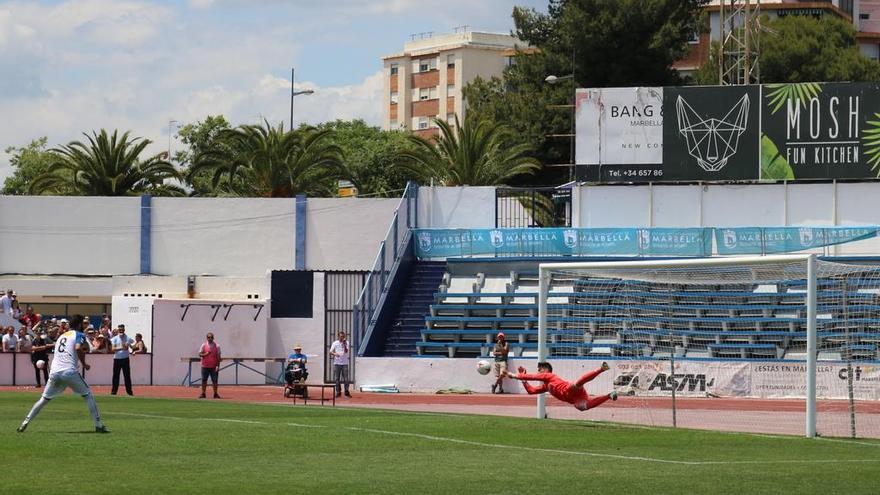 Dani Sotres detiene el penalti a Luis Rioja, ayer, en el Municipal de Marbella.