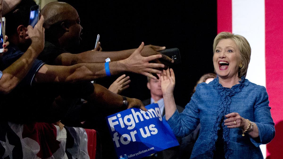 Hillary Clinton saluda a sus seguidores a su llegada a un acto electoral en Palm Beach (Florida).