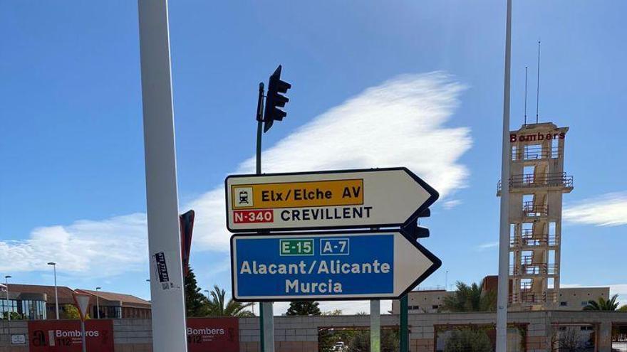 La nueva señalización de la estación del AVE, junto al Parque de Bomberos y la avenida de la Libertad, en Elche