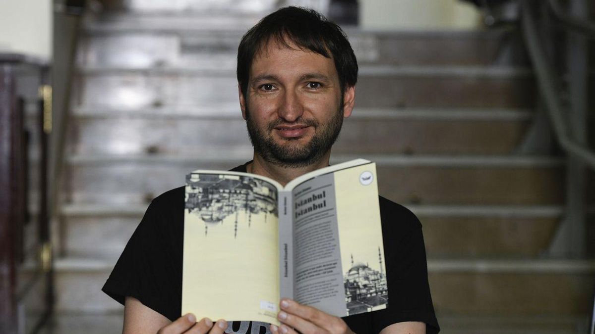 Aniol Rafel de l'editorial Periscopi subjecta la seva recomanació per al dia de Sant Jordi per a reportatge sobre l'associació 'llegir en català'.