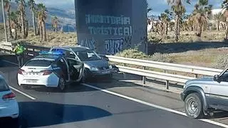Imprudencia al volante: embiste a guardias civiles mientras conduce hablando por el móvil en Tenerife