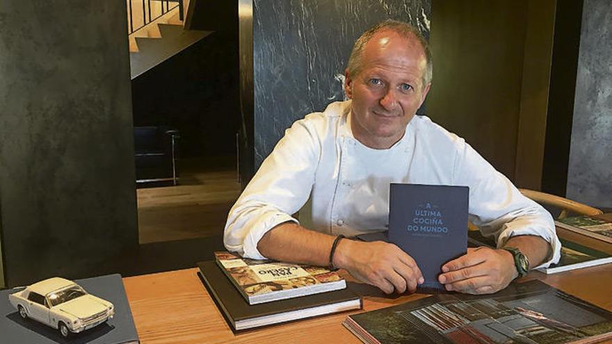 El cocinero Pepe Vieira con su libro &#039;La última cociña do mundo&#039;.