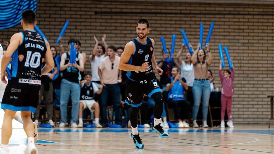 Álex Llorca sonríe tras una canasta durante el partido disputado ayer en El Prat de Llobregat. | CB PRAT