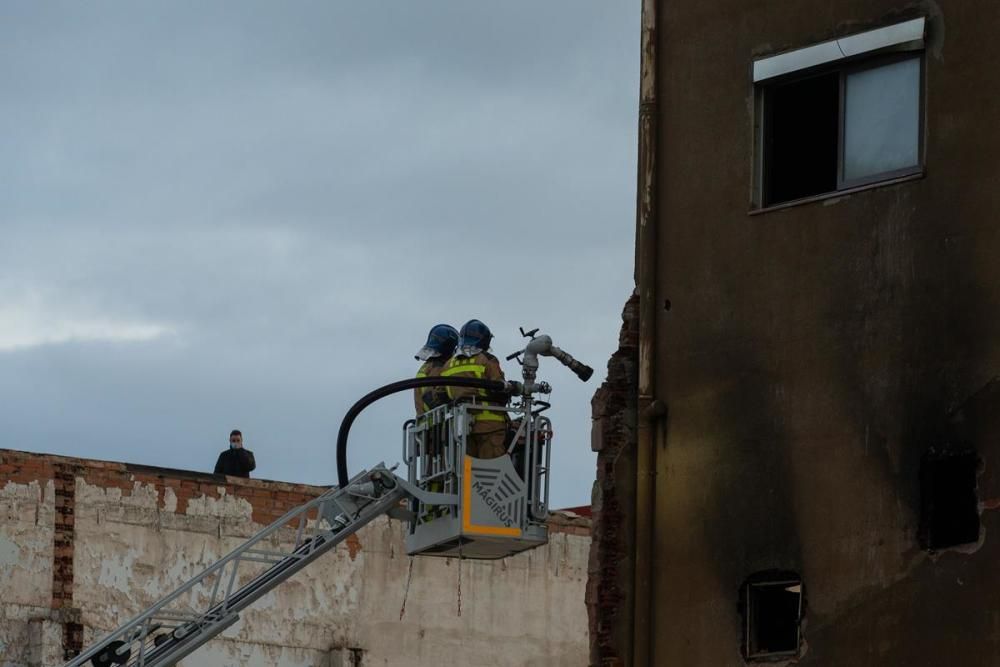 Incendi a una nau abandonada de Badalona