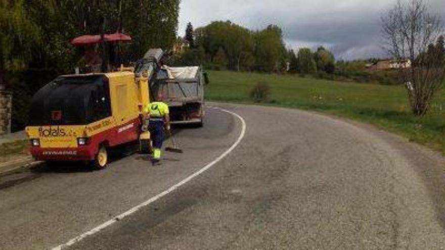 Una màquina renova l&#039;asfalt de l&#039;avinguda Shierbeck de Puigcerdà