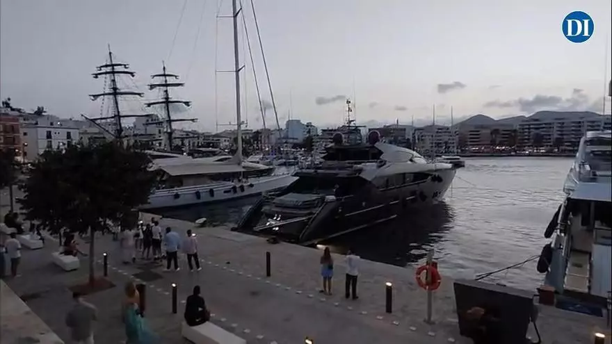 Un dj monta una fiesta sin autorización a bordo de un yate amarrado en el puerto de Ibiza.